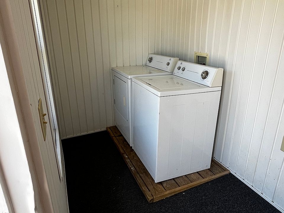 Laundry/mud room - washer and dryer included