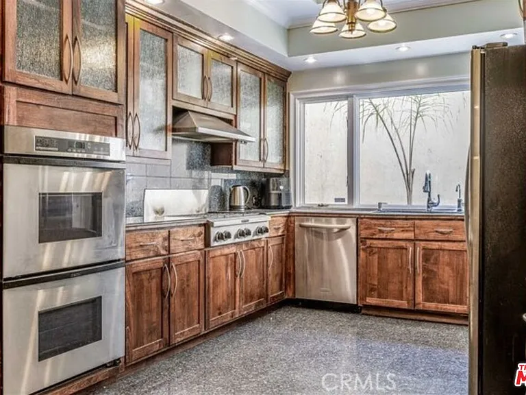 2328 Benedict Canyon Dr — Photo 6