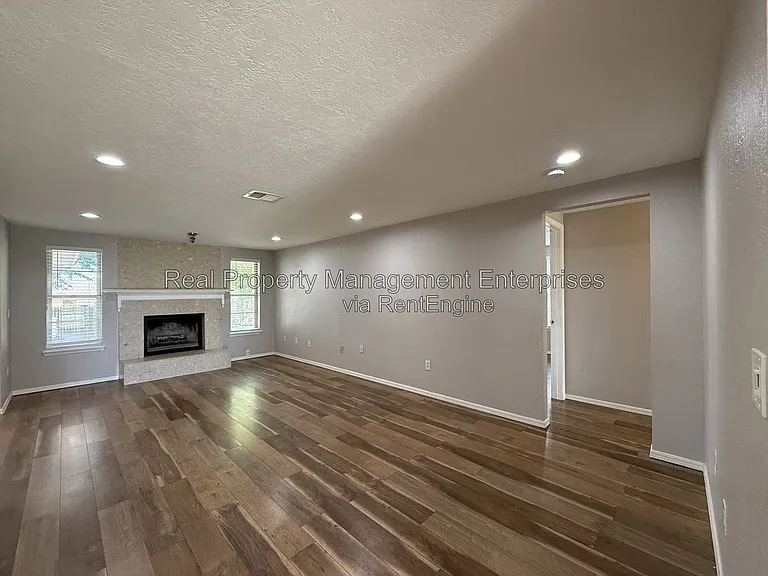 1071 Castlebury Mansion — Photo 2
