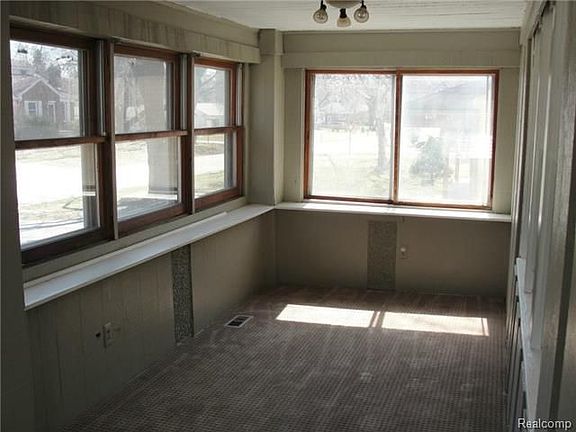 4th image of 18915 Westmore St