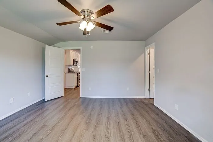 2435 E 7th St — Photo 15