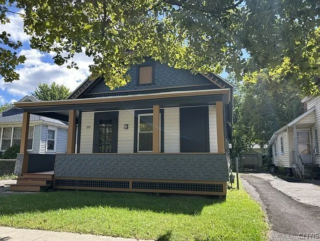 4 bed, 1.5 bath, 1938 sqft, $2,500 — Photo 1