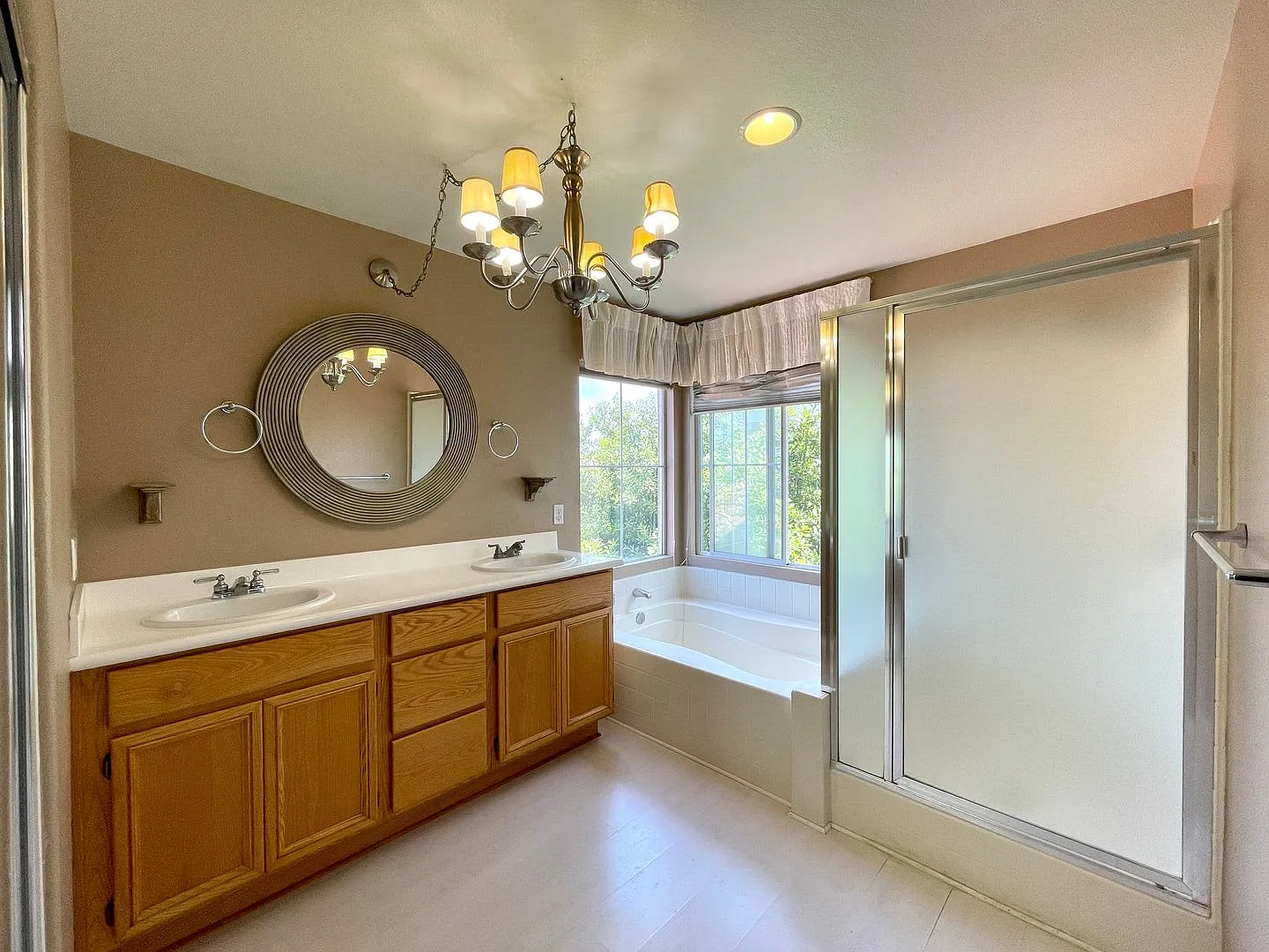 Spacious 4-Bedroom Home in Desirable Ocean View Hills — Photo 4