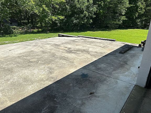 3rd image of 1106 Red Bud Rd