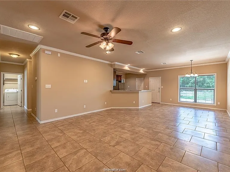 4001 Golden Eagle Dr #B — Photo 2