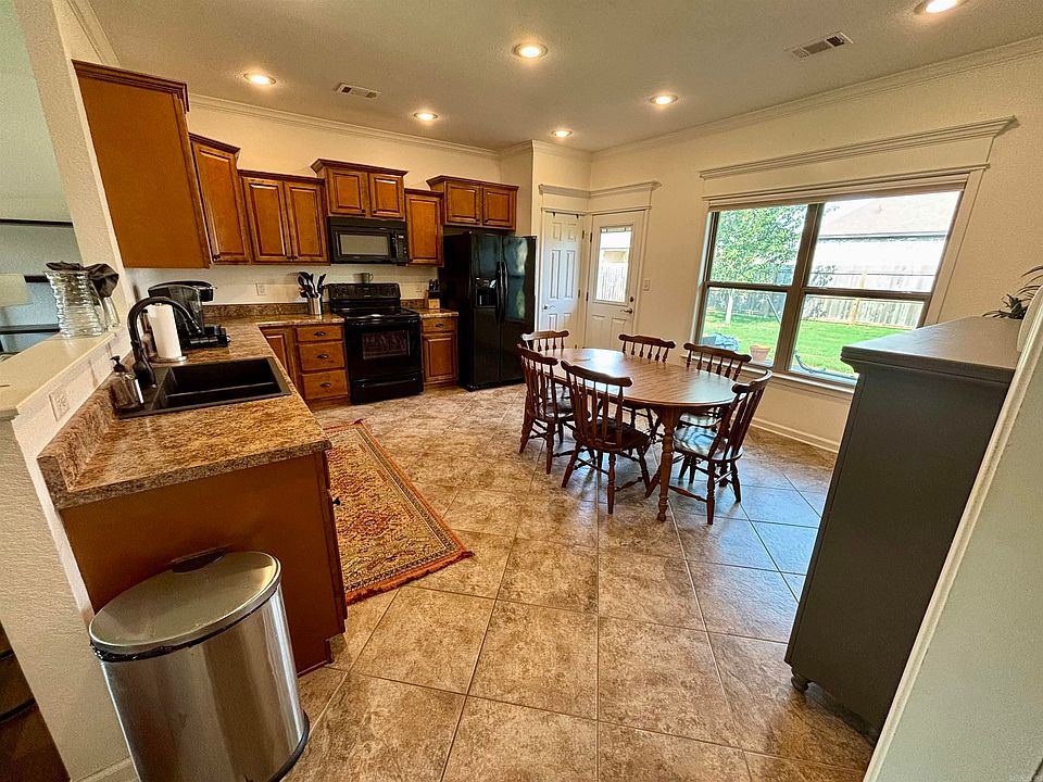 2nd image of 2727 Ridgewood Rd