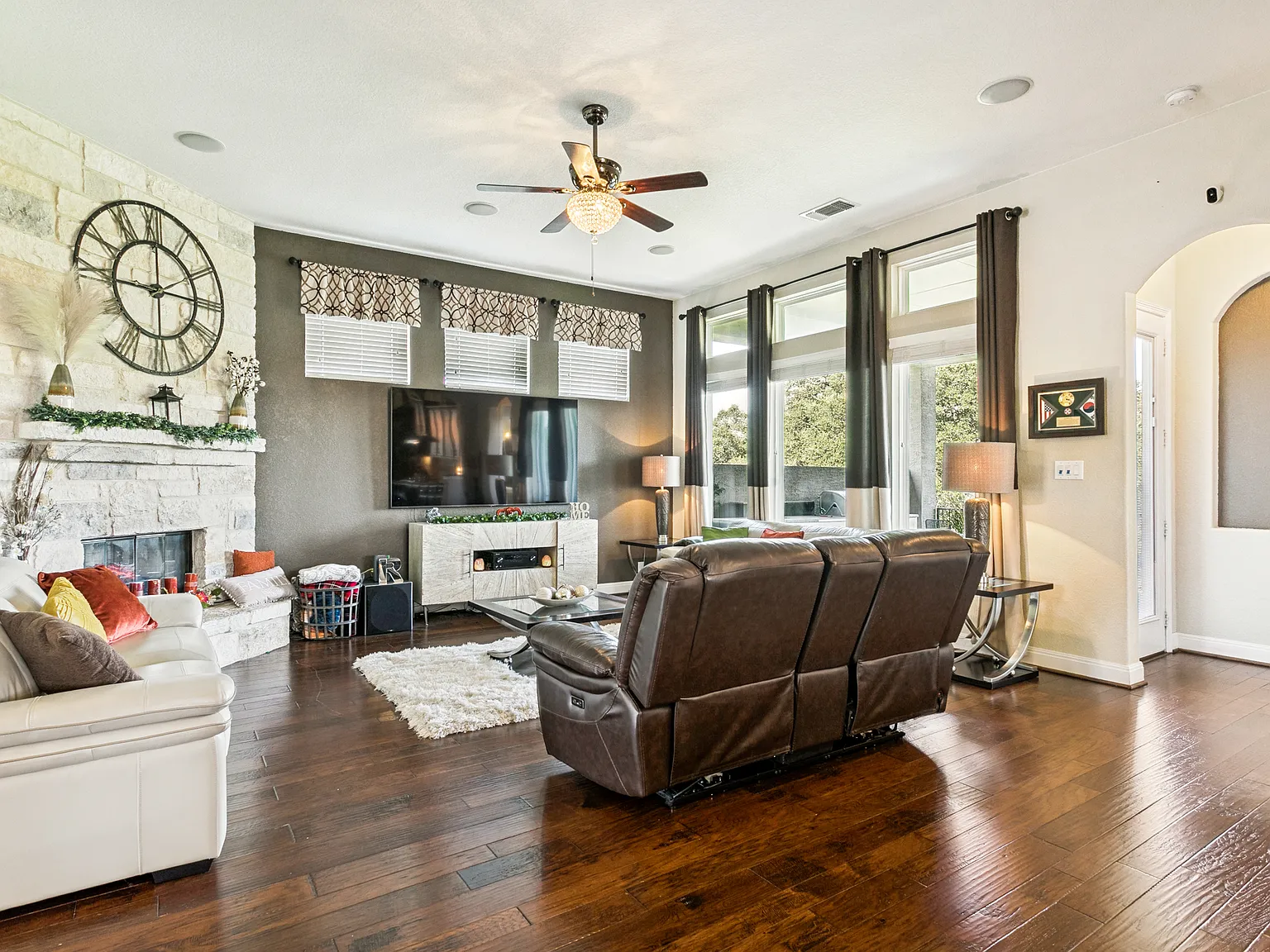 5 bed, 4.5 bath, 3590 sqft, $4,300 — Photo 3