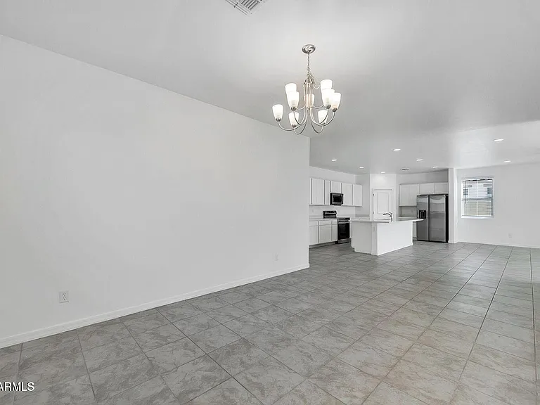 1135 E Westwood Dr — Photo 2