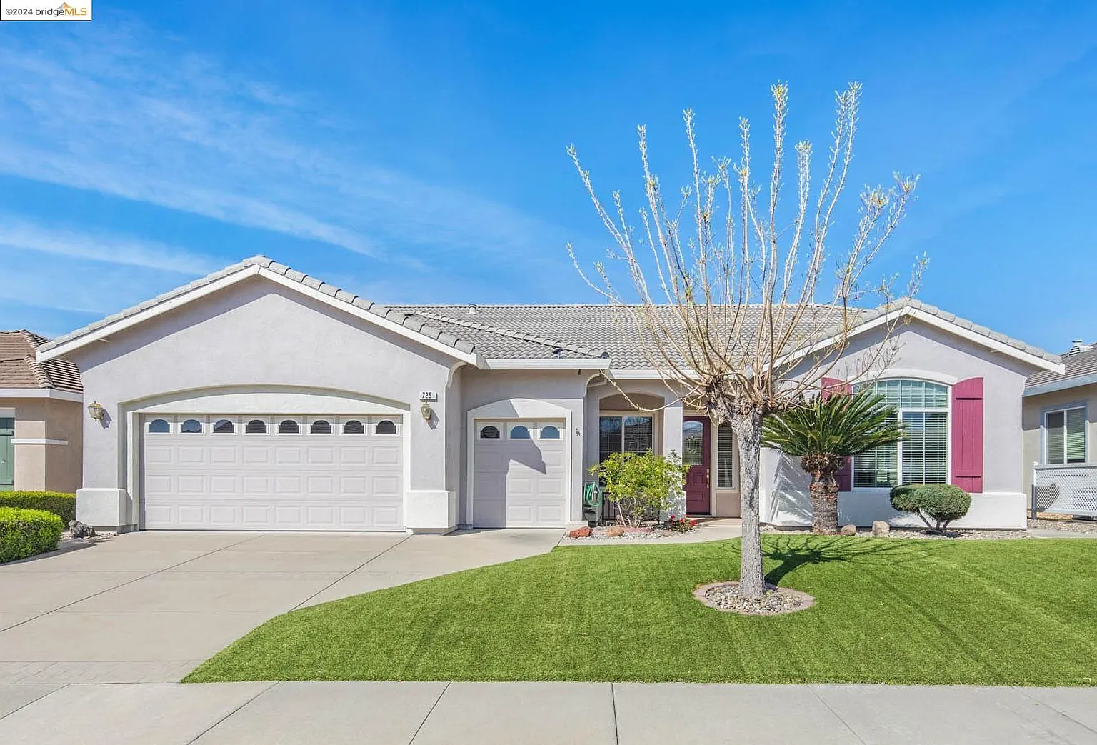 725 Stewart Way photo 1