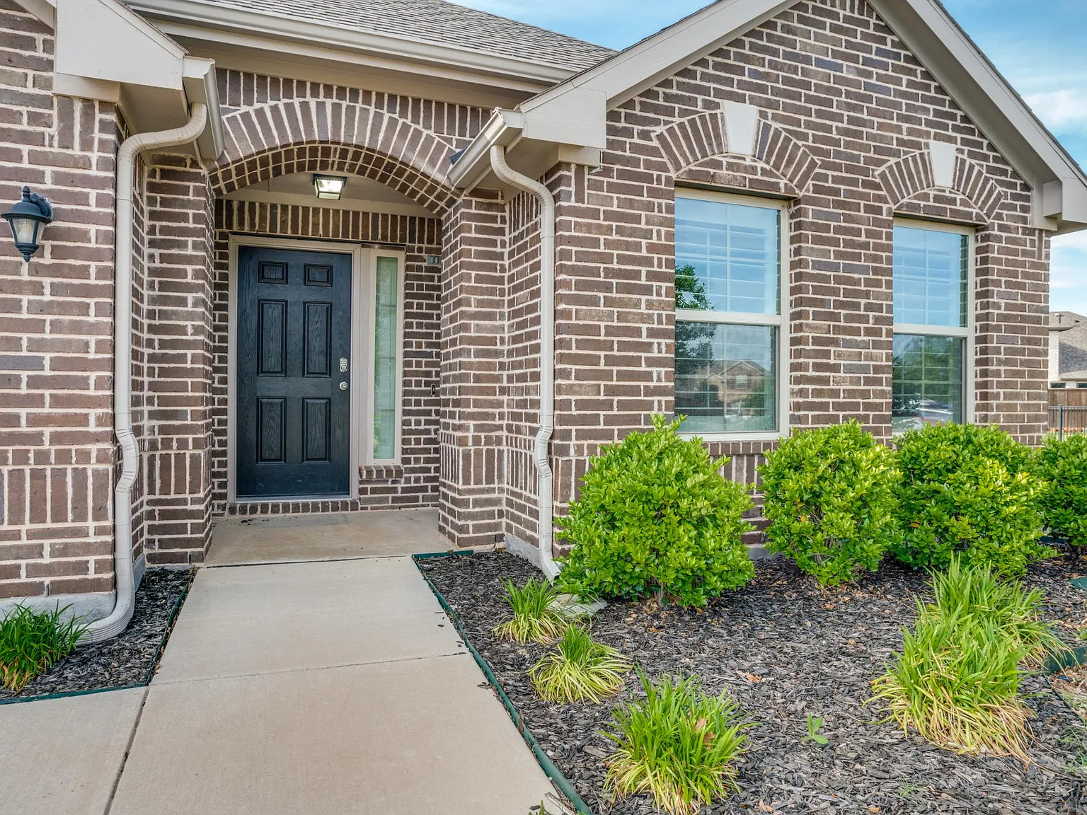 4 bed, 2071 sqft, $2,400 — Photo 2
