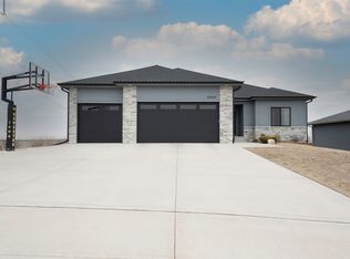 5629 147th St, Urbandale, IA 50323