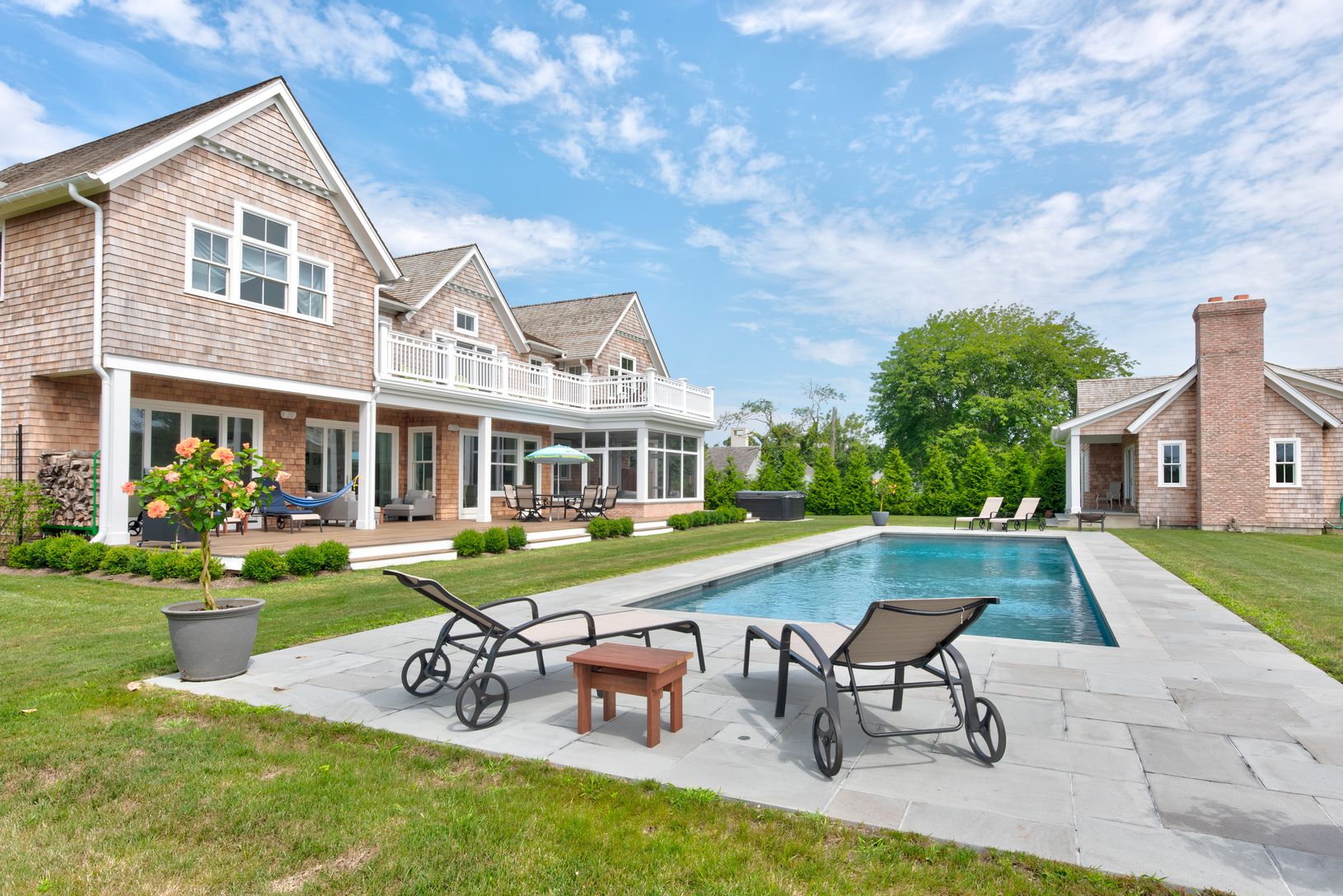  Rear Facade & Back Yard