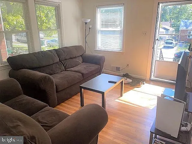 3 bed, 852 sqft, $2,500 — Photo 3