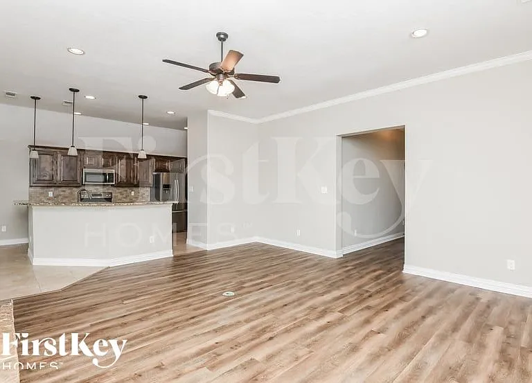 612 Zachary Dr — Photo 3