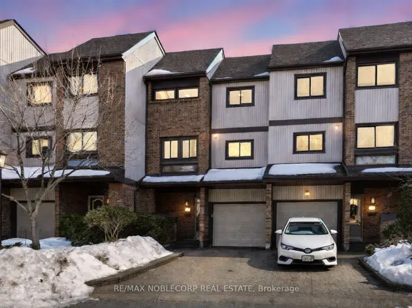 1080 Walden Cir Unit 52, Mississauga, ON L5J 4J9