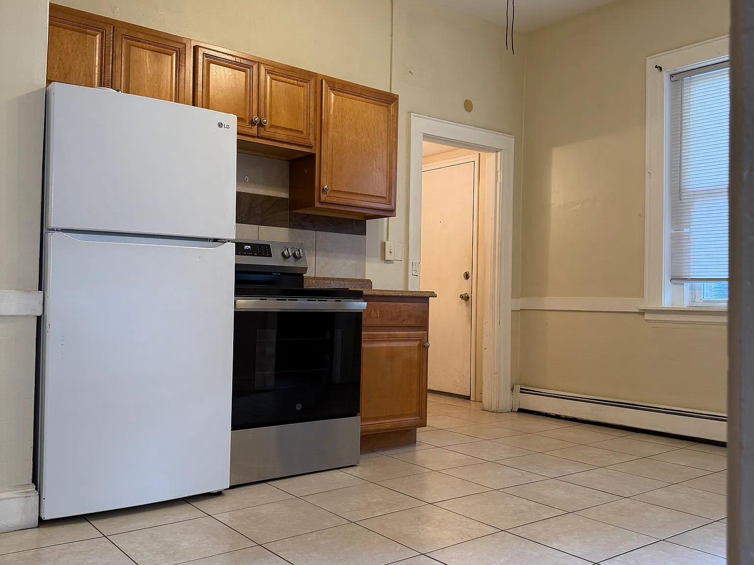 3 bed, 1100 sqft, $1,800 — Photo 2