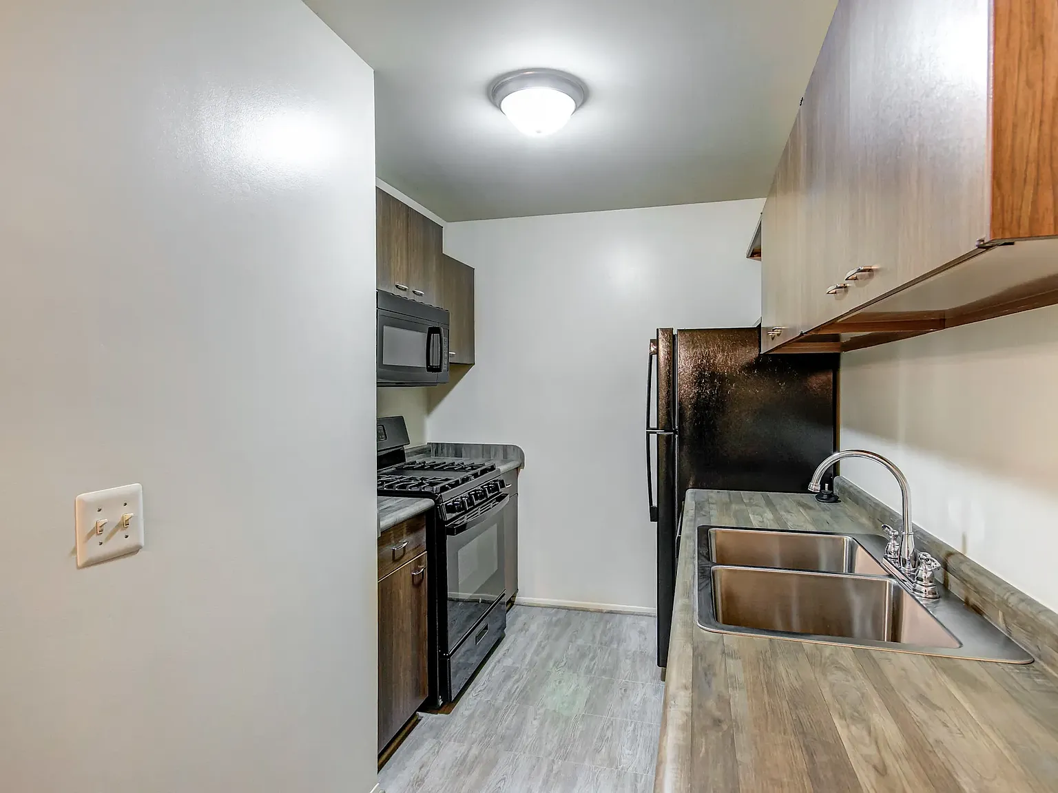 Jamestown Village Apartments — Photo 3