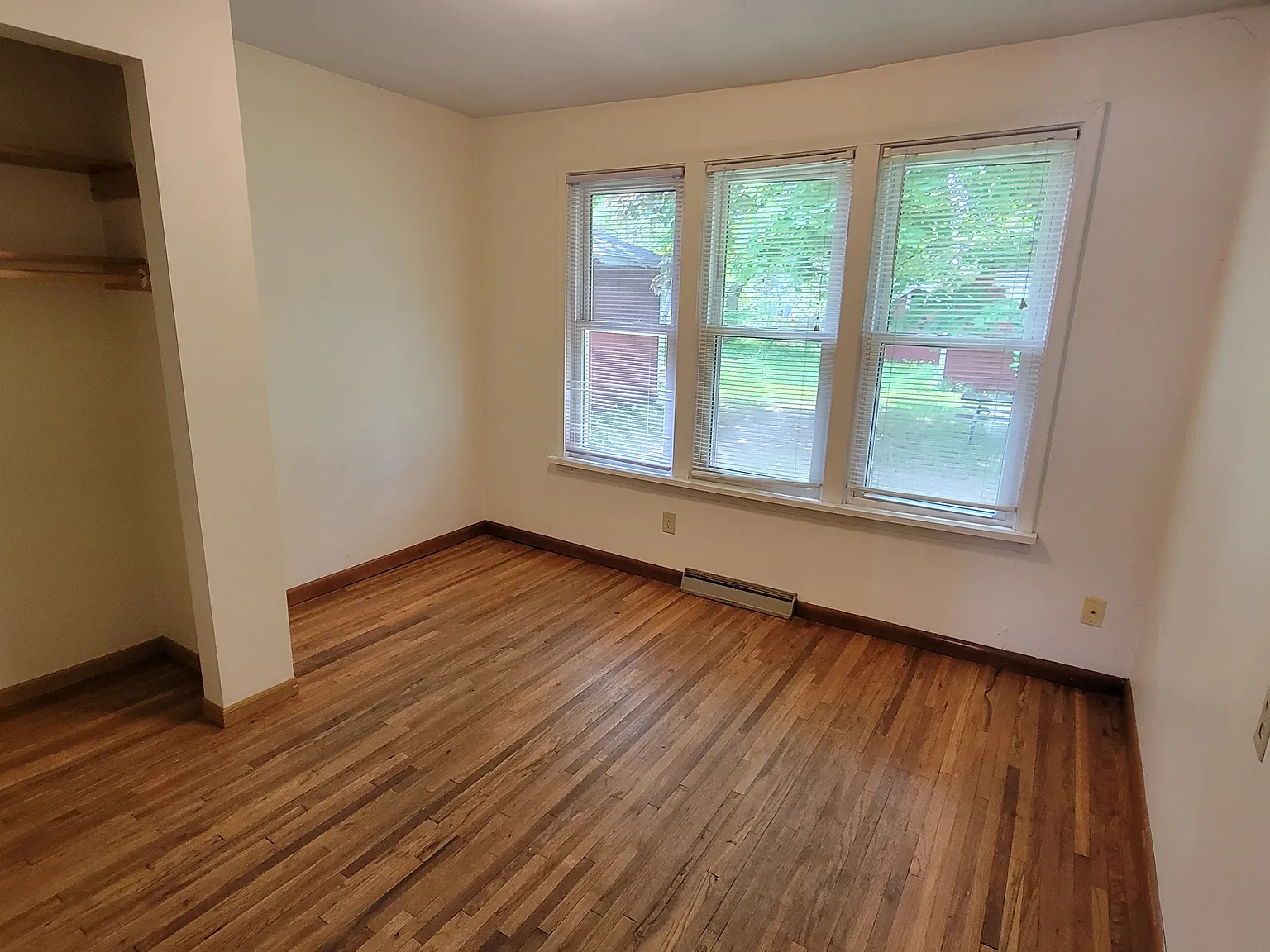3 bed, $995 — Photo 4