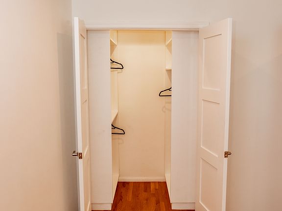 Walkin Closet in bedroom