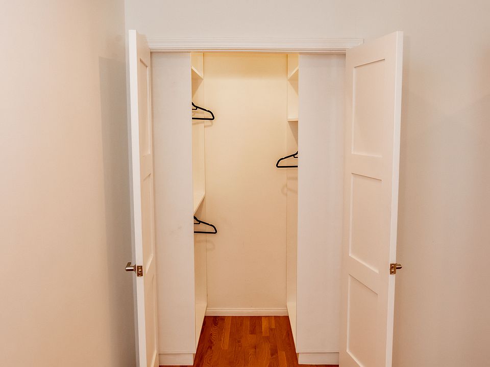 Walkin Closet in bedroom