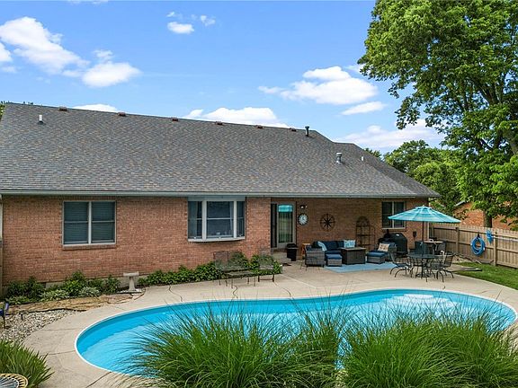 3rd image of 718 Kelly Dr