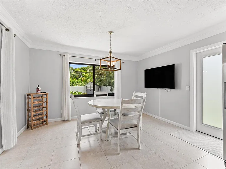 728 NE 9th Ave — Photo 15