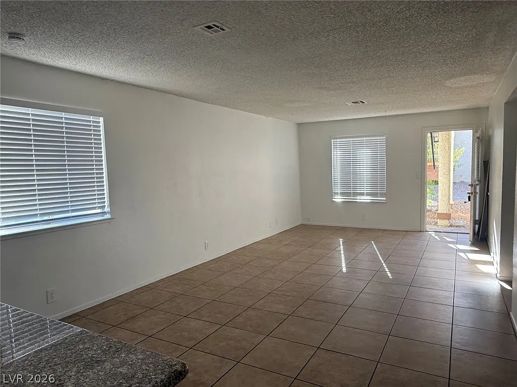 2 bed, 2.0 bath, 922 sqft, $1,200 — Photo 3