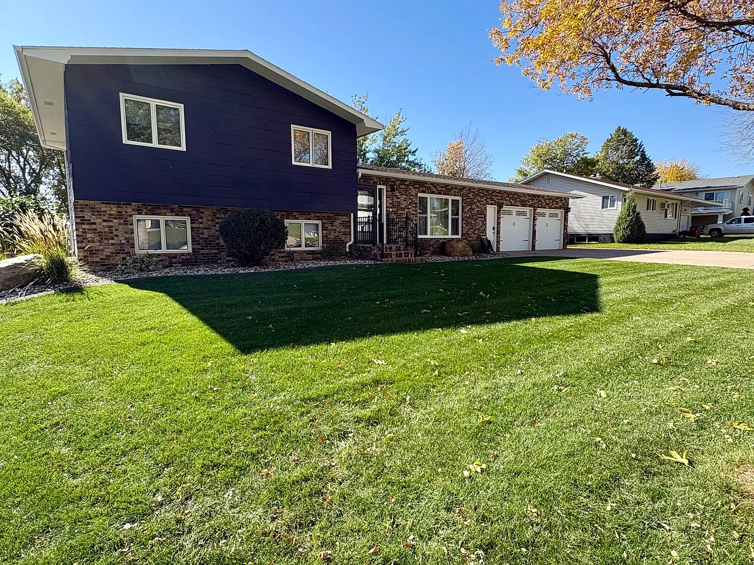 3 bed, 2400 sqft, $2,800 — Photo 2