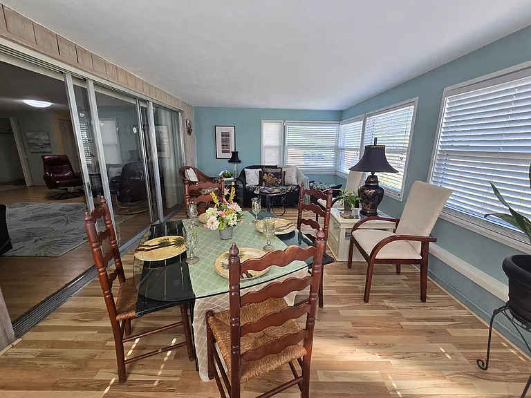 2441 Gulf Gate Dr — Photo 4