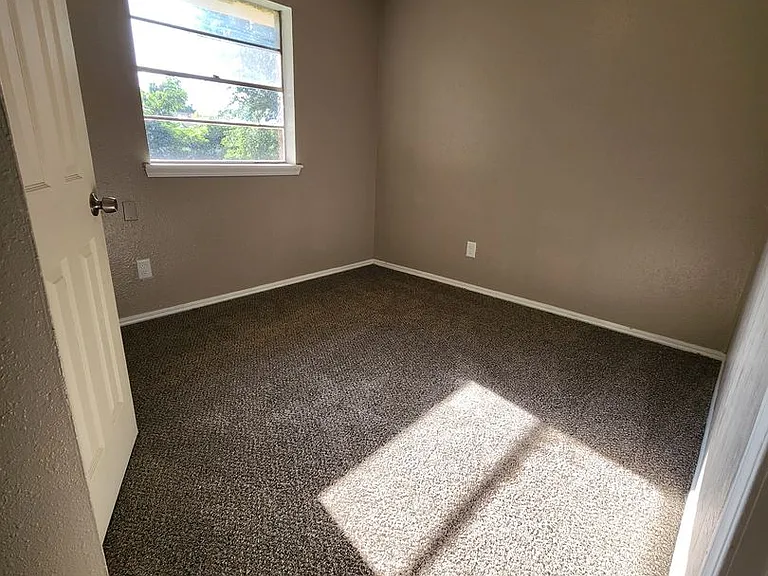 621 Lloyd Ave — Photo 9