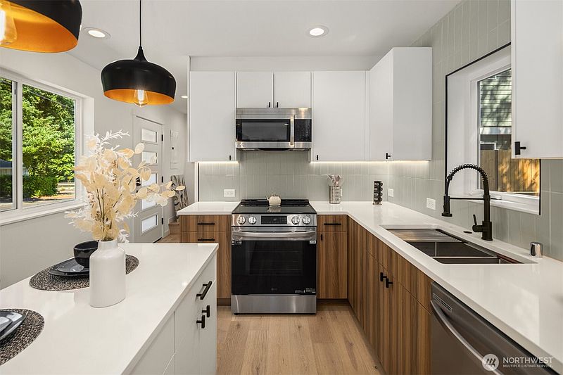 4th image of 3847 NE 88th Street
