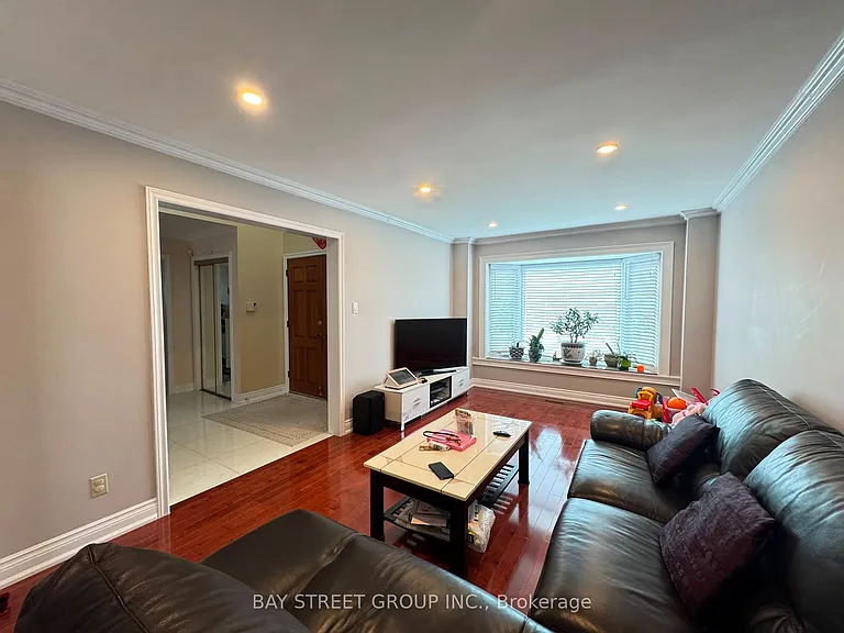 33 Northolt Cres — Photo 6