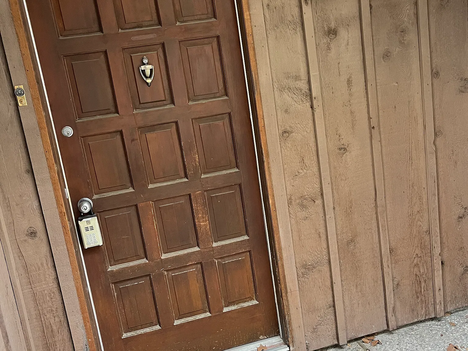 100 Royal Way Dr — Photo 2