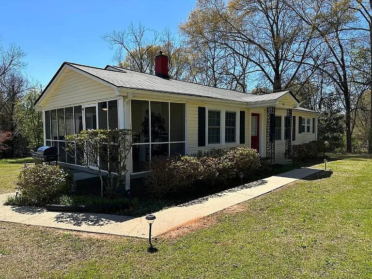 483 Seavy St — Photo 3