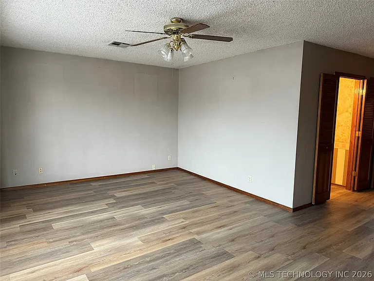 2614 S Gardenia Ave — Photo 17