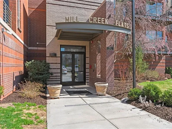 4521 Wornall Rd APT 201, Kansas City, MO 64112