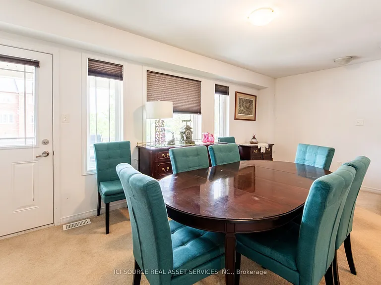 1352 Coleman Cres — Photo 10
