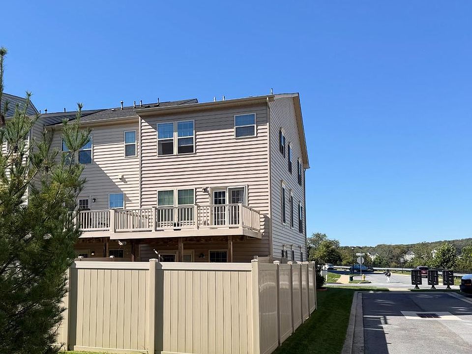 2nd image of 5825 Rochefort St