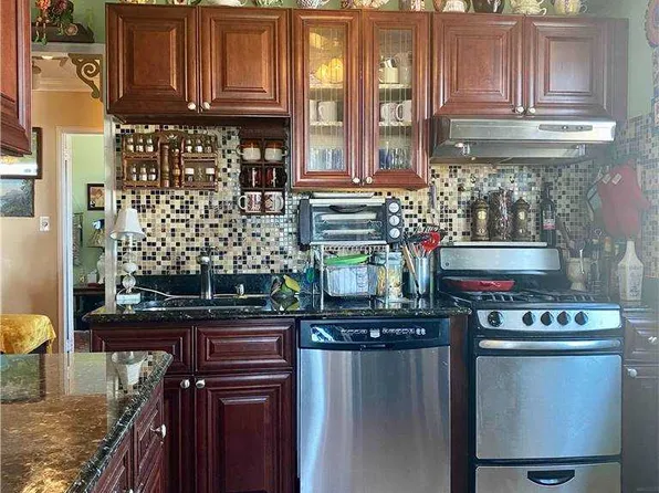 61-20 Grand Central Parkway image 10 of 18