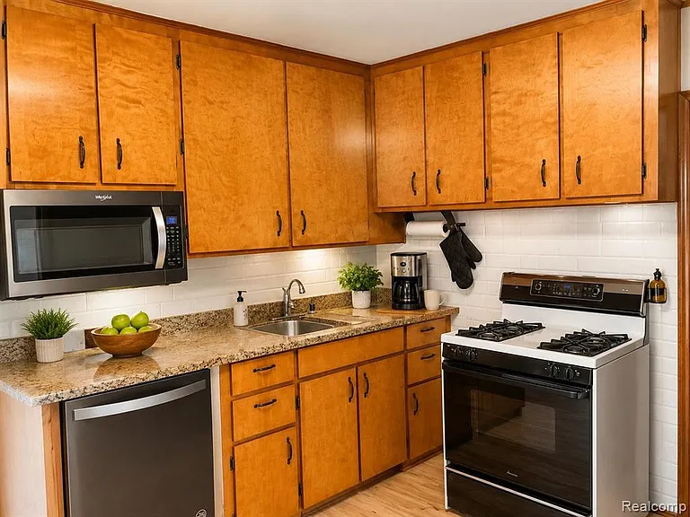 2111 W Forteen Mile Rd — Photo 10
