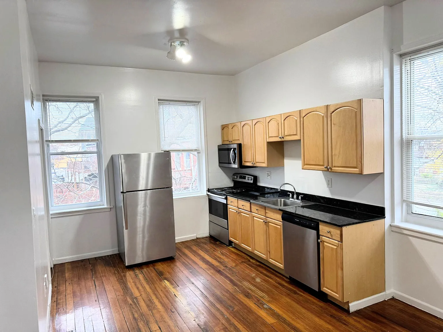 2 bed, 900 sqft, $1,200 — Photo 2