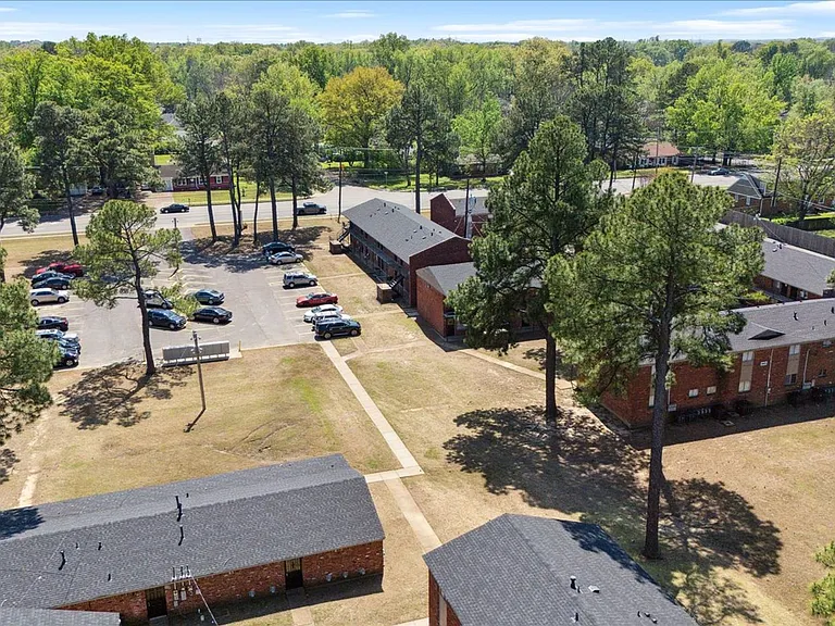 Holmes Pointe Apartments — Photo 34