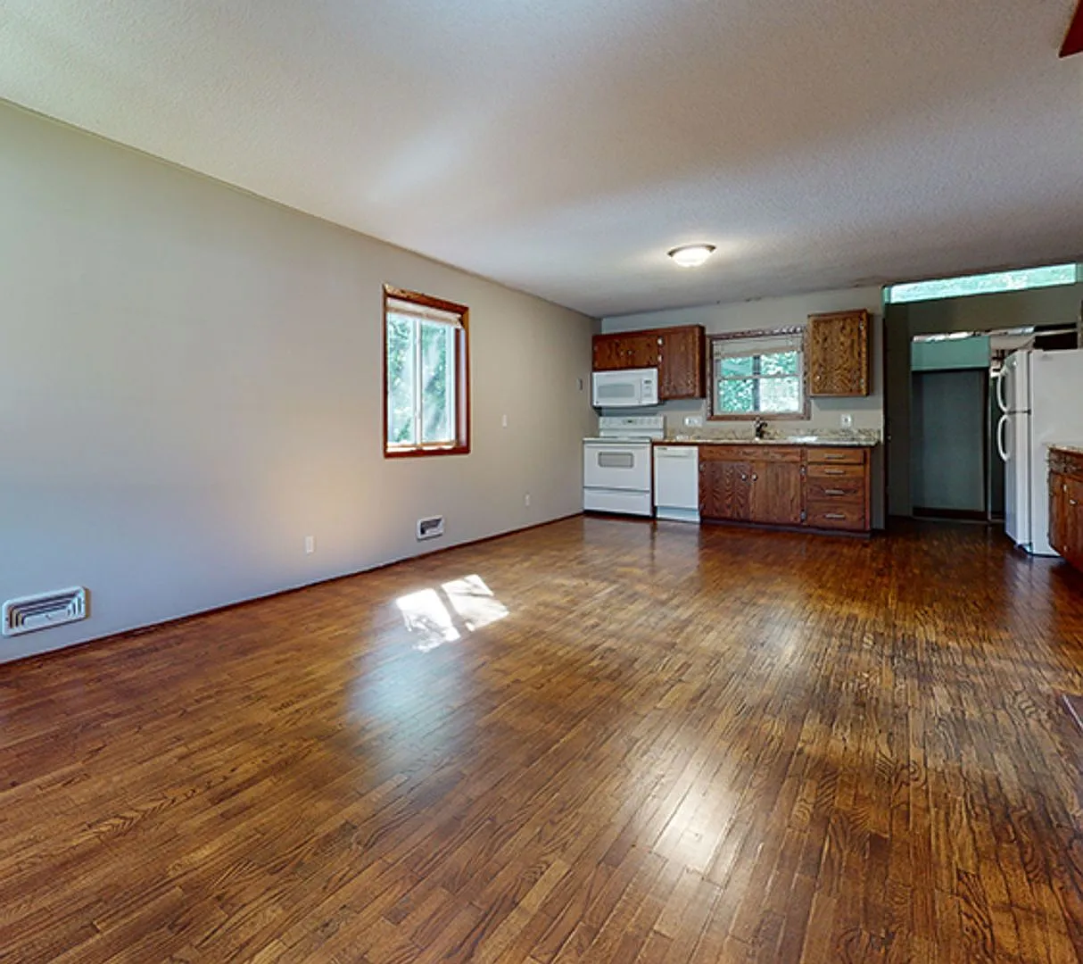 1087 18th Ave SE — Photo 2