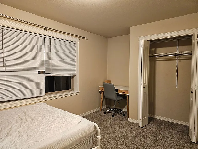 715 NE Oak St #B — Photo 23