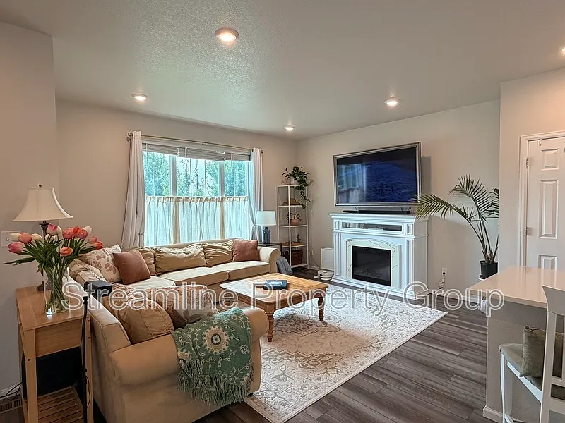 3 bed, 2.0 bath, 1773 sqft, $2,999 — Photo 2