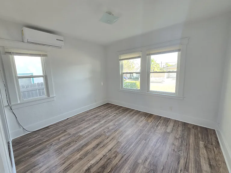 203 E Elm St — Photo 10