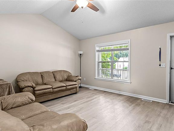 3rd image of 14 Brandy Wine Dr
