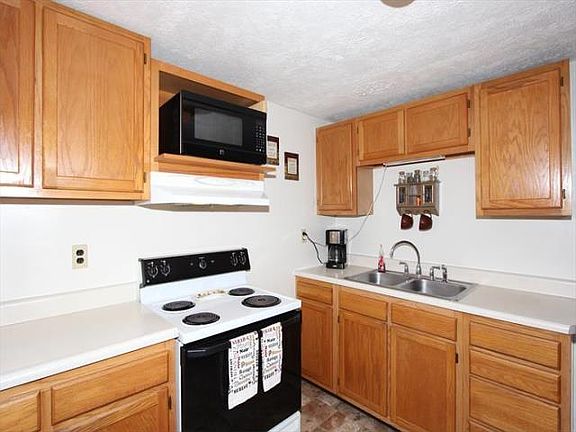 Kitchen - cozy, but very high-functioning