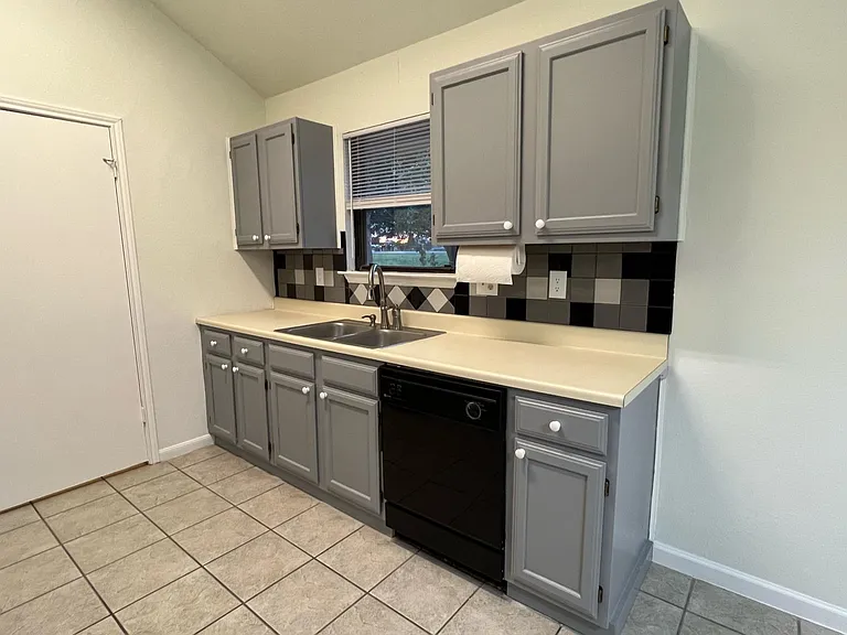 527 Parkdale Dr — Photo 15