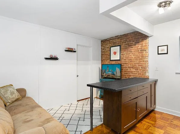 235 E 51st St APT 2D, New York, NY 10022